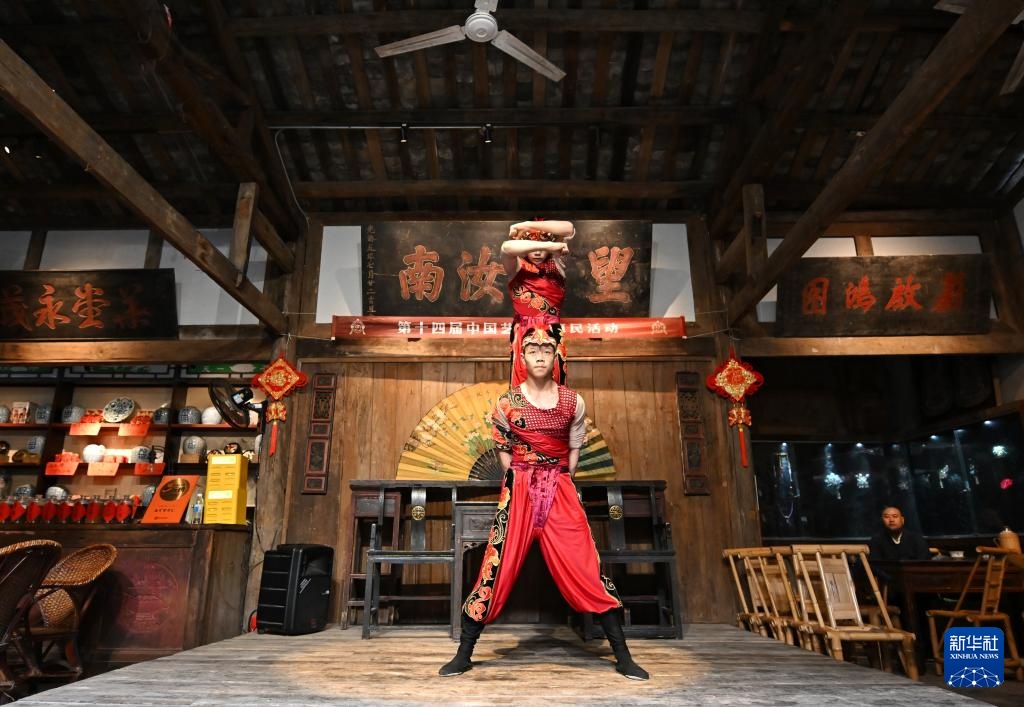 杂技走进蓉城老茶馆 杂技走进蓉城老茶馆