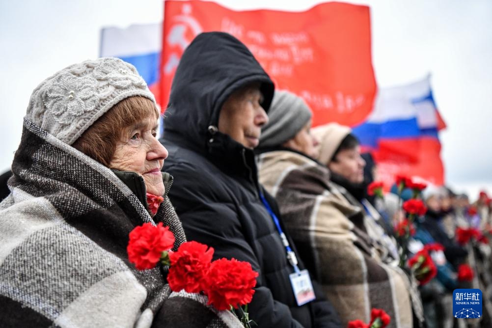 俄罗斯摩尔曼斯克州各界人士向“阿廖沙”雕像献花