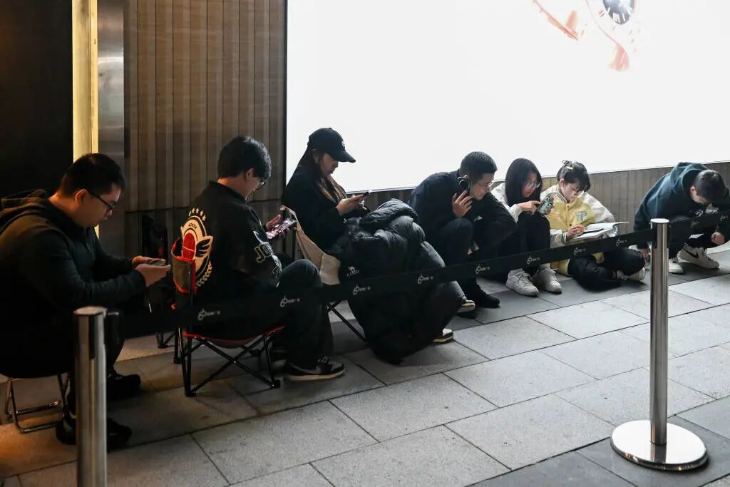 大幅涨价,有的一夜涨6000元!顾客通宵排队:值得 大幅涨价,有的一夜涨6000元!顾客通宵排队:值得