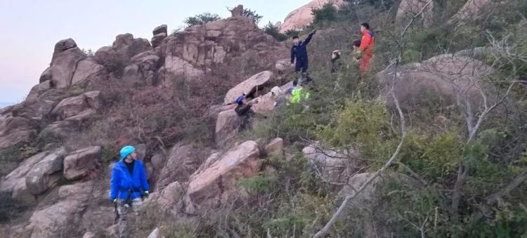 凌晨,青岛大珠山,4名年轻人被困石缝!打完报警电话,手机没电了…… 凌晨,青岛大珠山,4名年轻人被困石缝!打完报警电话,手机没电了……