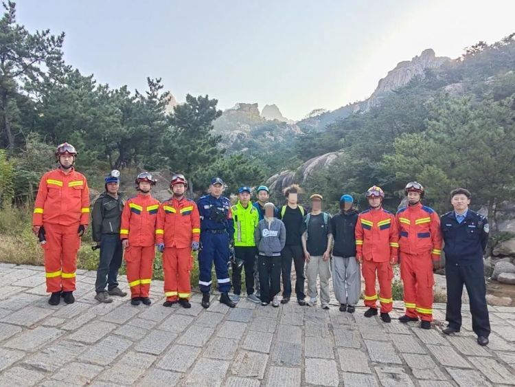 凌晨,青岛大珠山,4名年轻人被困石缝!打完报警电话,手机没电了…… 凌晨,青岛大珠山,4名年轻人被困石缝!打完报警电话,手机没电了……