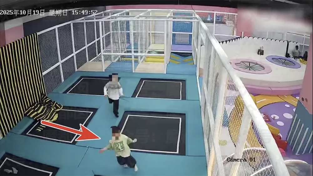 男童喝珍珠奶茶后，玩蹦床被噎窒息身亡