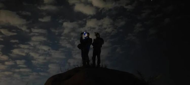 凌晨,青岛大珠山,4名年轻人被困石缝!打完报警电话,手机没电了…… 凌晨,青岛大珠山,4名年轻人被困石缝!打完报警电话,手机没电了……