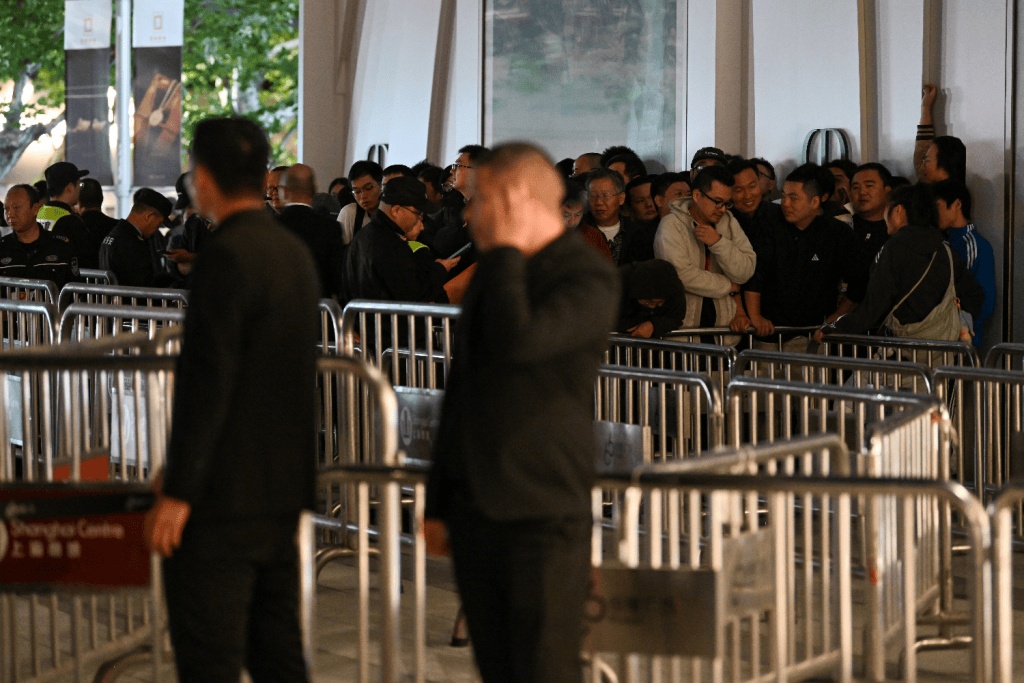 大幅涨价,有的一夜涨6000元!顾客通宵排队:值得 大幅涨价,有的一夜涨6000元!顾客通宵排队:值得