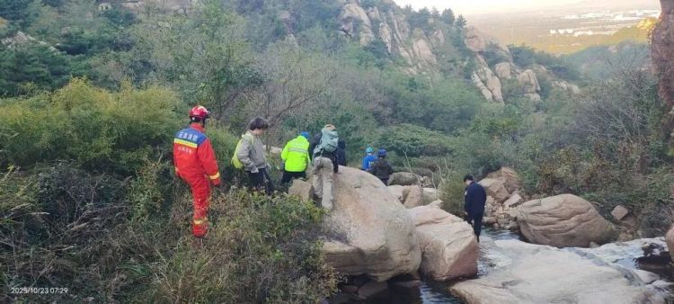 凌晨,青岛大珠山,4名年轻人被困石缝!打完报警电话,手机没电了…… 凌晨,青岛大珠山,4名年轻人被困石缝!打完报警电话,手机没电了……