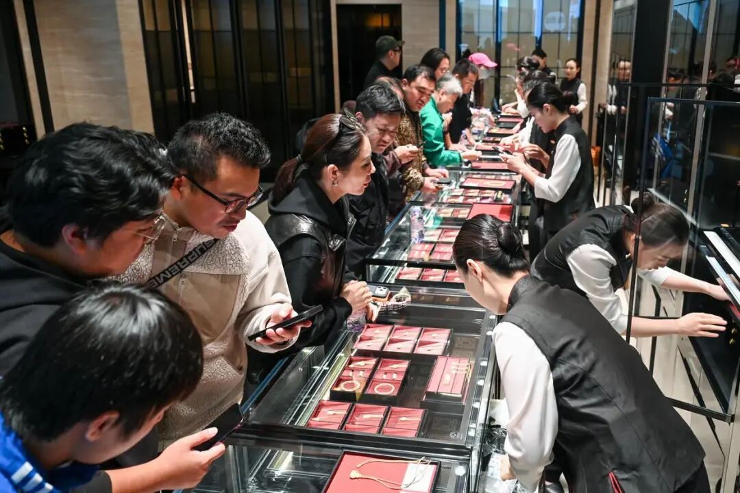 大幅涨价,有的一夜涨6000元!顾客通宵排队:值得 大幅涨价,有的一夜涨6000元!顾客通宵排队:值得