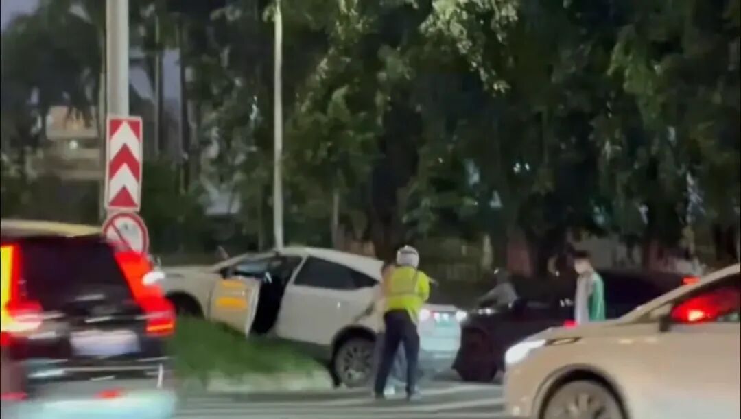 男子驾车发生事故，还殴打交警！警方通报：依法刑事拘留，排除酒驾毒驾