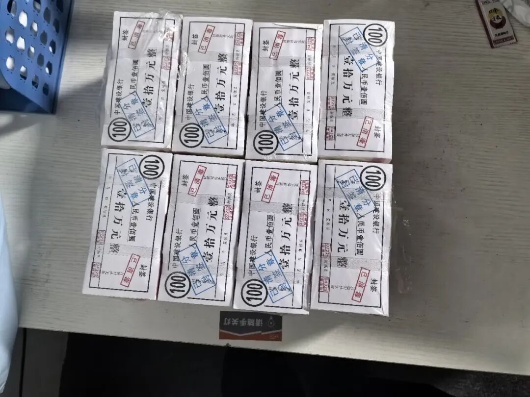 行李箱内惊现80万“现金”?报警后拆封,大家都乐了…… 行李箱内惊现80万“现金”?报警后拆封,大家都乐了……