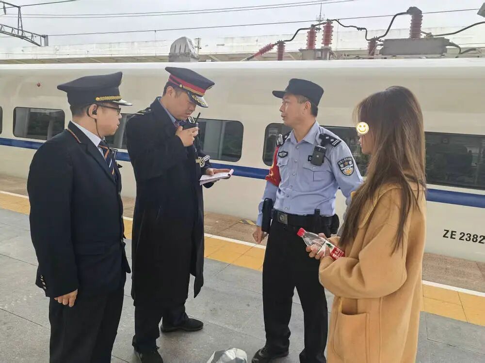 网恋男友称在缅甸有“家族生意”，诱骗17岁女子偷渡去赚大钱，乘警在列车行驶途中拦截