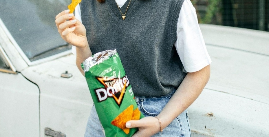 口袋里的零食被误判为枪支,美国一高中生被警察命令下跪 口袋里的零食被误判为枪支,美国一高中生被警察命令下跪