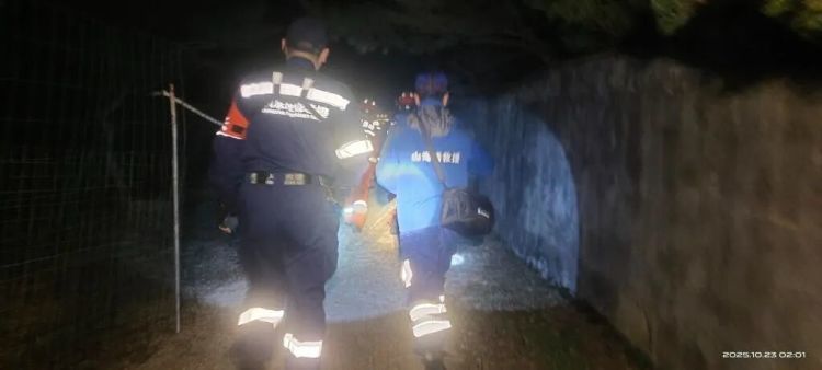 凌晨,青岛大珠山,4名年轻人被困石缝!打完报警电话,手机没电了…… 凌晨,青岛大珠山,4名年轻人被困石缝!打完报警电话,手机没电了……