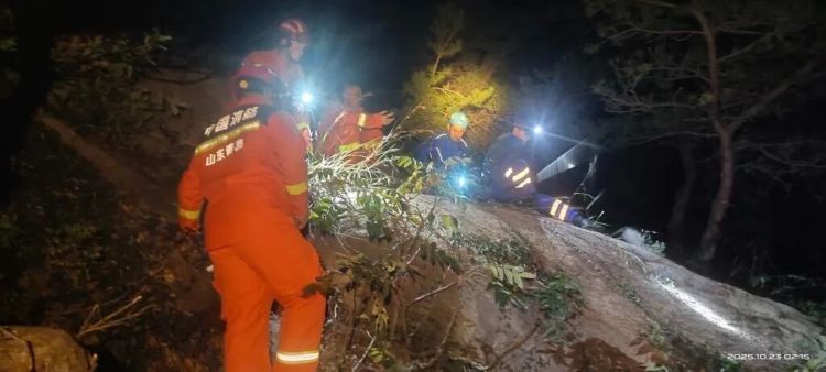 凌晨,青岛大珠山,4名年轻人被困石缝!打完报警电话,手机没电了…… 凌晨,青岛大珠山,4名年轻人被困石缝!打完报警电话,手机没电了……