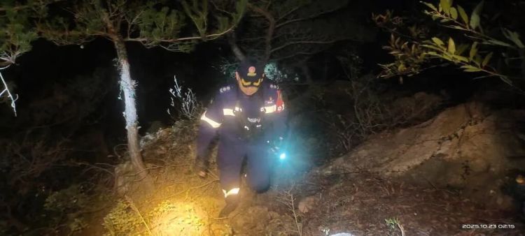 凌晨,青岛大珠山,4名年轻人被困石缝!打完报警电话,手机没电了…… 凌晨,青岛大珠山,4名年轻人被困石缝!打完报警电话,手机没电了……