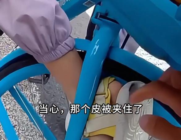 脚被死死卡住!这种“带娃神器”别再用了! 脚被死死卡住!这种“带娃神器”别再用了!