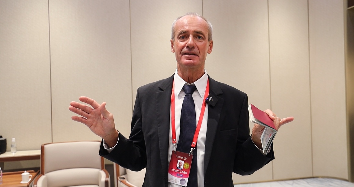 “开心,我有了中国永久签证!” “开心,我有了中国永久签证!”