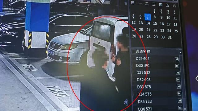 临沂俩小伙偷摸去派出所门口放下了…