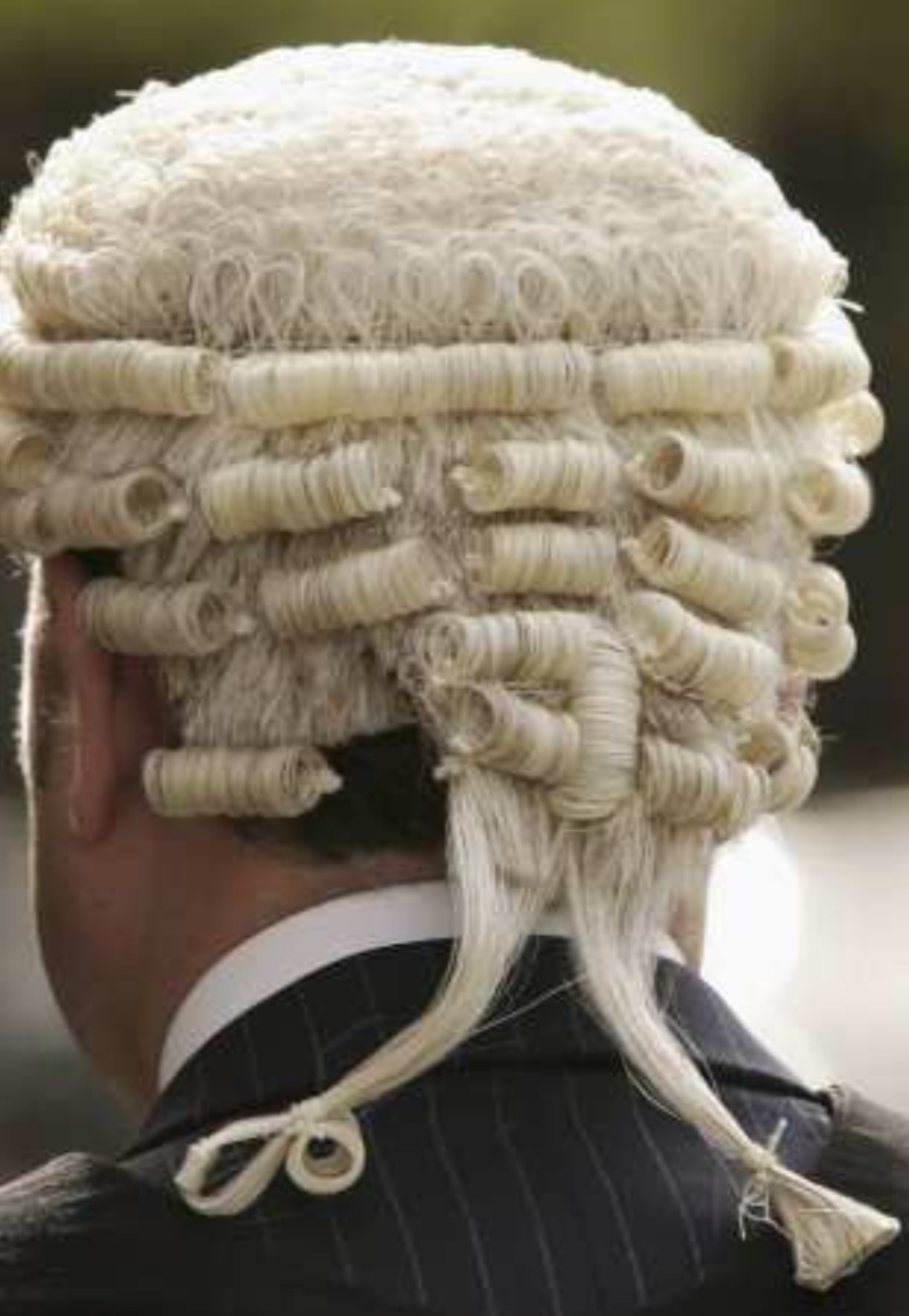 英国终结350年刑事法庭律师戴假发传统