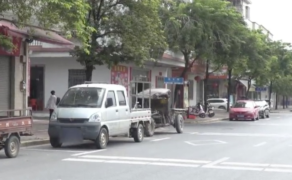 人坐在脚手架上，脚手架放在正行驶的货车上……已被依法处罚