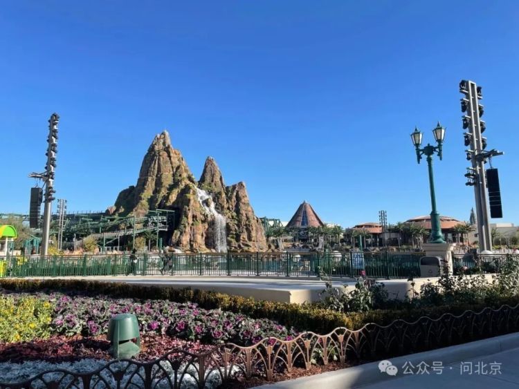 北京环球影城游客雨夜被“挂”半小时，赔一个猴子挂件？