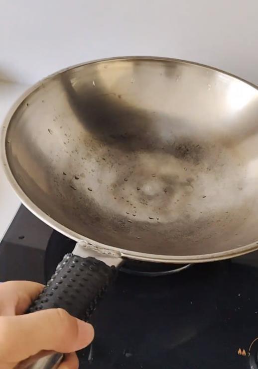 铁锅用了二三十年仍不粘不锈,女子想“再买一个”,厂家称已停产 铁锅用了二三十年仍不粘不锈,女子想“再买一个”,厂家称已停产