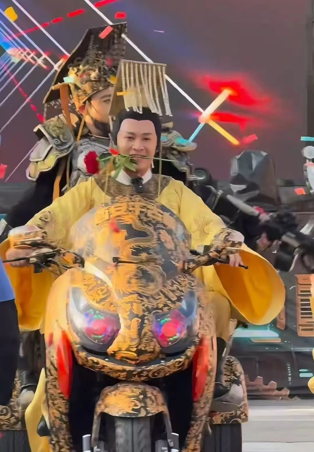 演员郑国霖景区打工两月成“顶流NPC”:这份工作可以改善生活,更好地孝敬父母 演员郑国霖景区打工两月成“顶流NPC”:这份工作可以改善生活,更好地孝敬父母