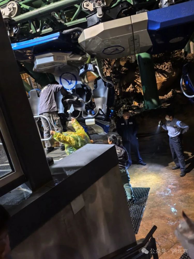 北京环球影城游客雨夜被“挂”半小时，赔一个猴子挂件？