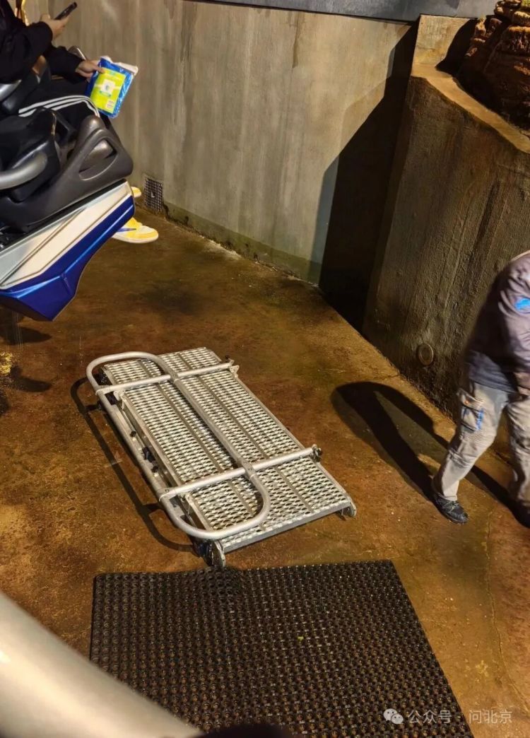 北京环球影城游客雨夜被“挂”半小时，赔一个猴子挂件？