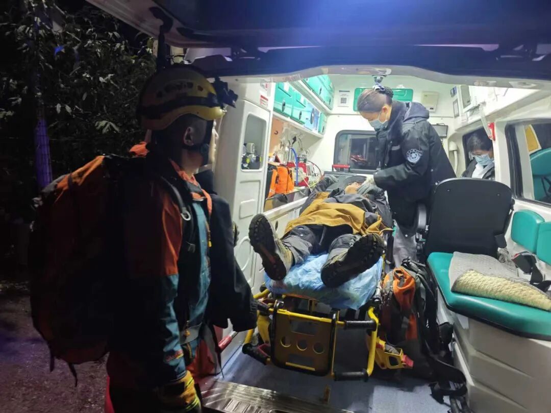 爬山绳索断裂摔伤,怀柔消防冒险救援 爬山绳索断裂摔伤,怀柔消防冒险救援