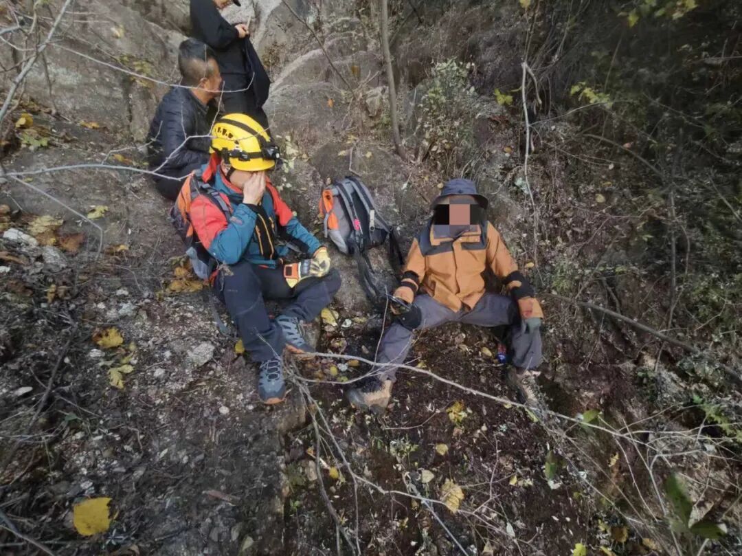 爬山绳索断裂摔伤,怀柔消防冒险救援 爬山绳索断裂摔伤,怀柔消防冒险救援