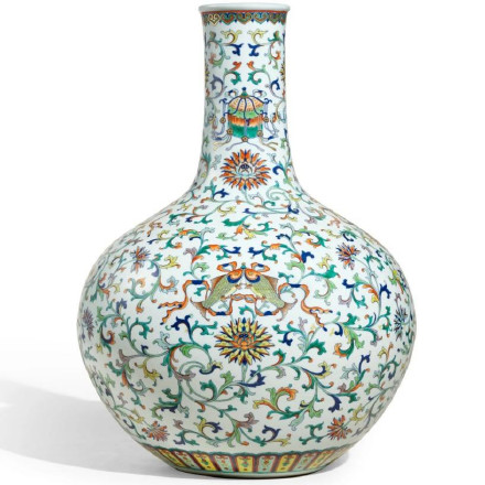 日富豪卖乾隆天球瓶等珍品抵债