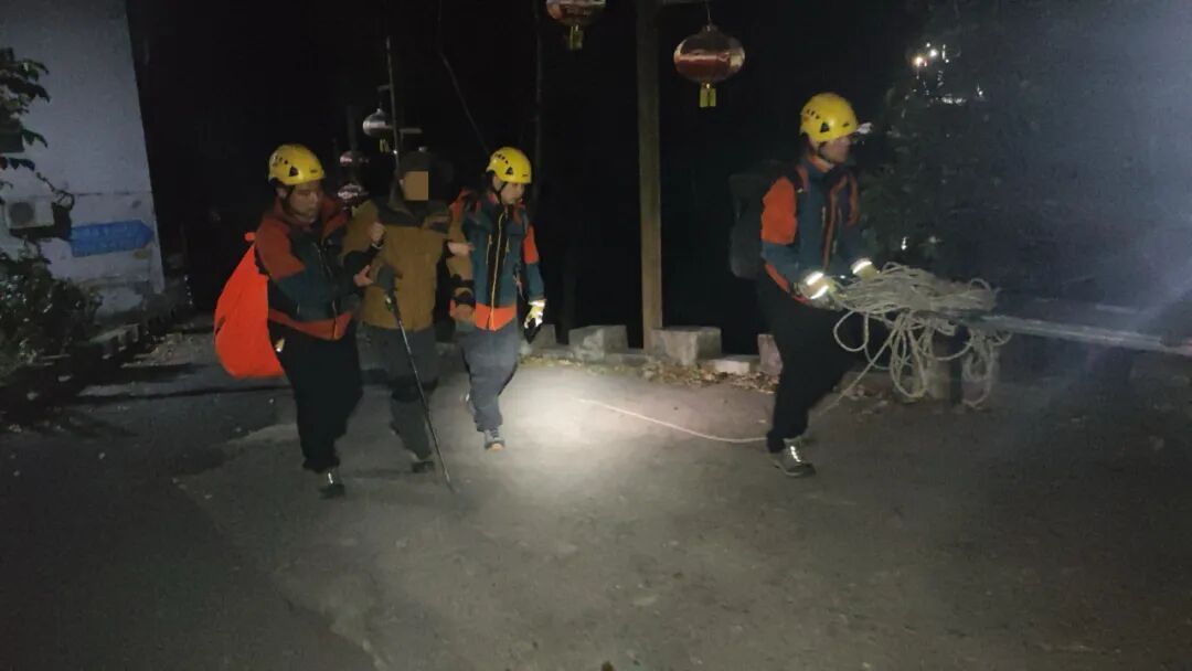 爬山绳索断裂摔伤,怀柔消防冒险救援 爬山绳索断裂摔伤,怀柔消防冒险救援