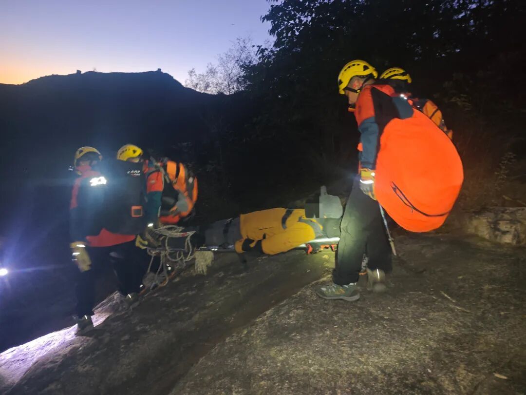 爬山绳索断裂摔伤,怀柔消防冒险救援 爬山绳索断裂摔伤,怀柔消防冒险救援