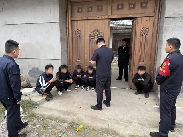 临沂俩小伙偷摸去派出所门口放下了…