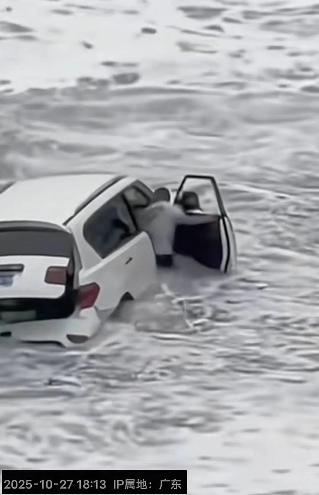 一越野车在沙滩“狂飙”,陷入沙里被海水淹没,司机紧急下车,当地回应 一越野车在沙滩“狂飙”,陷入沙里被海水淹没,司机紧急下车,当地回应