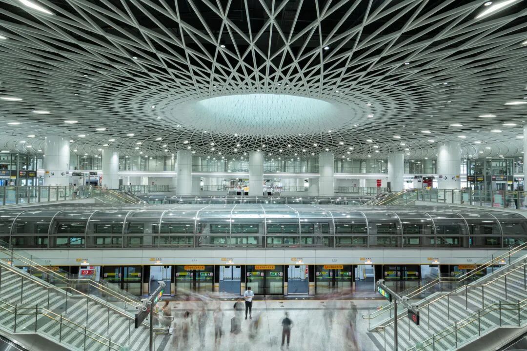 日均客流量达30余万人次!最具“未来感”地铁站,就在深圳! 日均客流量达30余万人次!最具“未来感”地铁站,就在深圳!