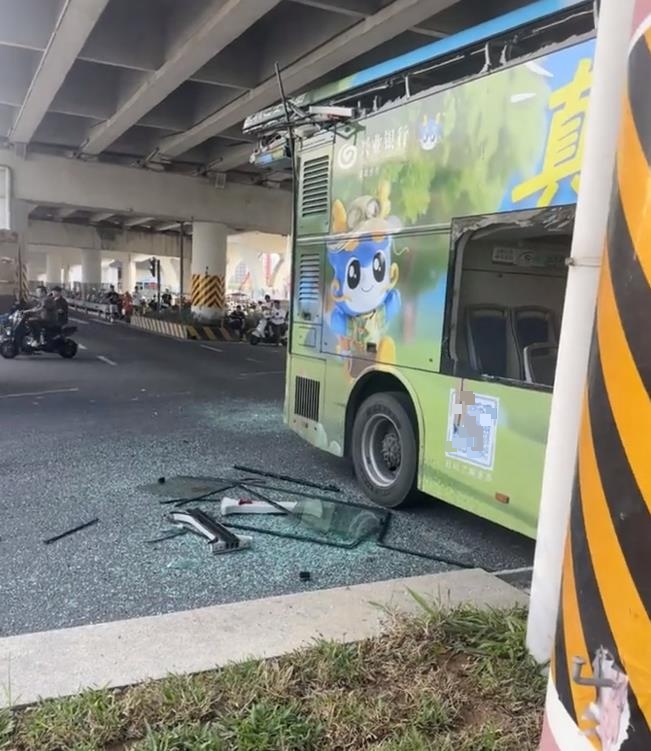 一双层公交在高架桥下遭“削顶”?深圳巴士集团回应! 一双层公交在高架桥下遭“削顶”?深圳巴士集团回应!