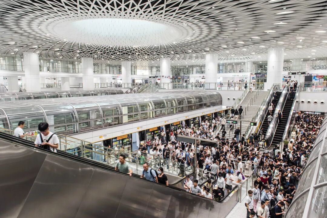 日均客流量达30余万人次!最具“未来感”地铁站,就在深圳! 日均客流量达30余万人次!最具“未来感”地铁站,就在深圳!