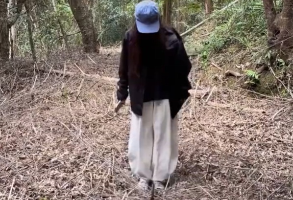 江西上饶一女子徒步误将蛇窝当野生蹦床,随后遇到两条蛇便迅速离开 江西上饶一女子徒步误将蛇窝当野生蹦床,随后遇到两条蛇便迅速离开