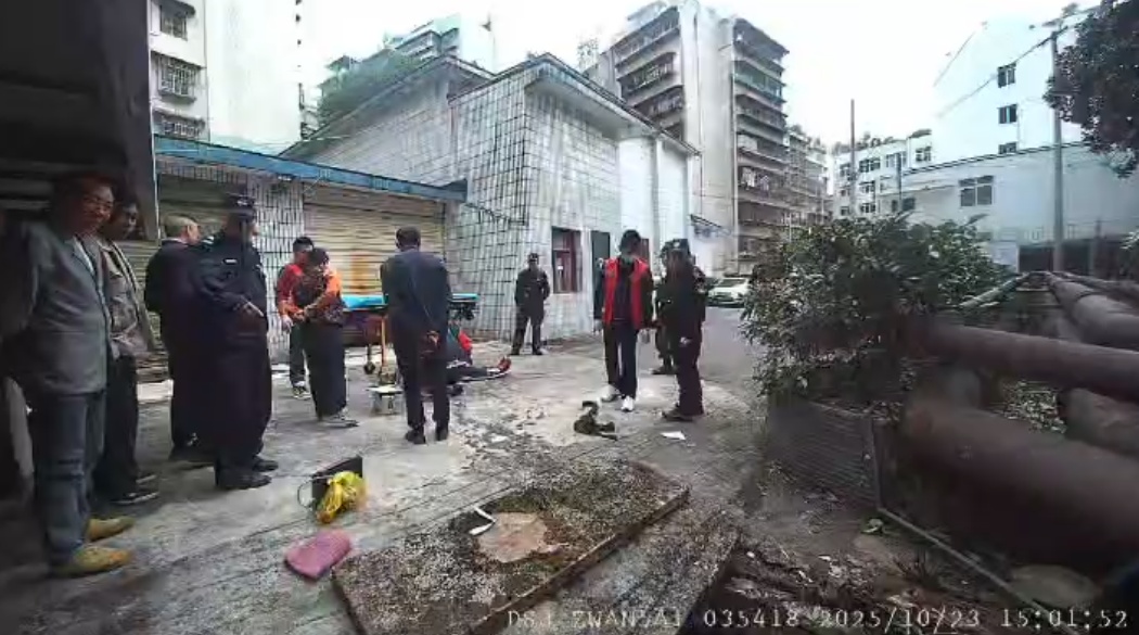 八旬老人全身湿透躺在下水道中一整晚，失温、意识模糊......危急时刻，他们紧急赶到