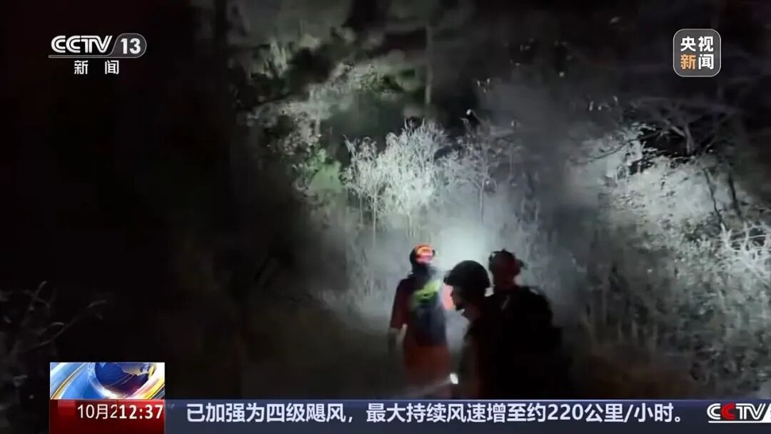 “大大你别难过!”民警搜寻三天两夜后掩面痛哭,4岁女孩一句话让他破防→ “大大你别难过!”民警搜寻三天两夜后掩面痛哭,4岁女孩一句话让他破防→