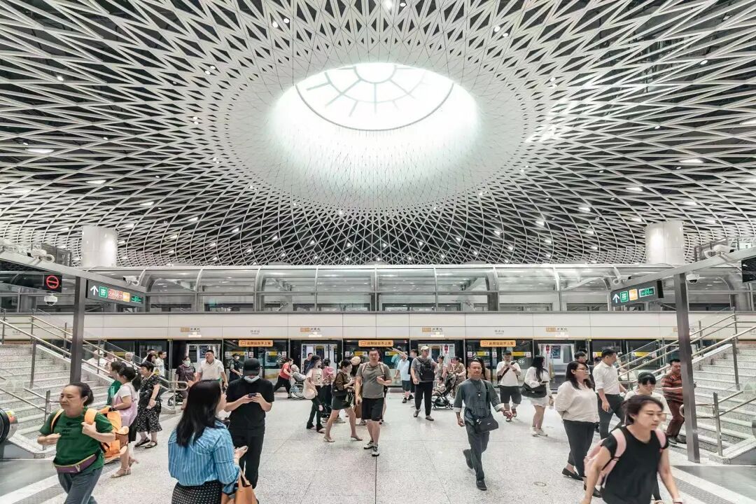 日均客流量达30余万人次!最具“未来感”地铁站,就在深圳! 日均客流量达30余万人次!最具“未来感”地铁站,就在深圳!