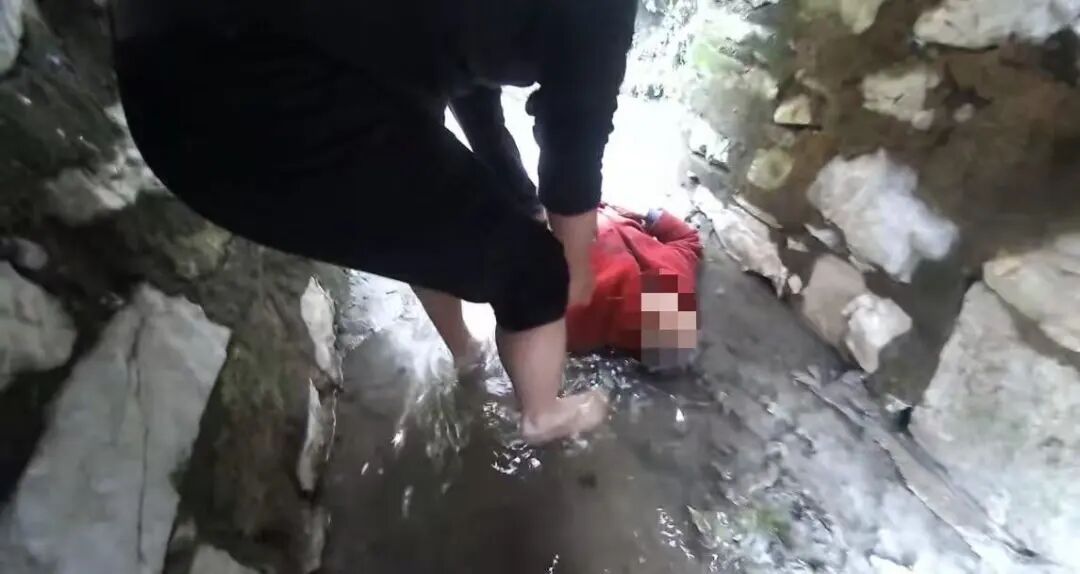 八旬老人全身湿透躺在下水道中一整晚，失温、意识模糊......危急时刻，他们紧急赶到