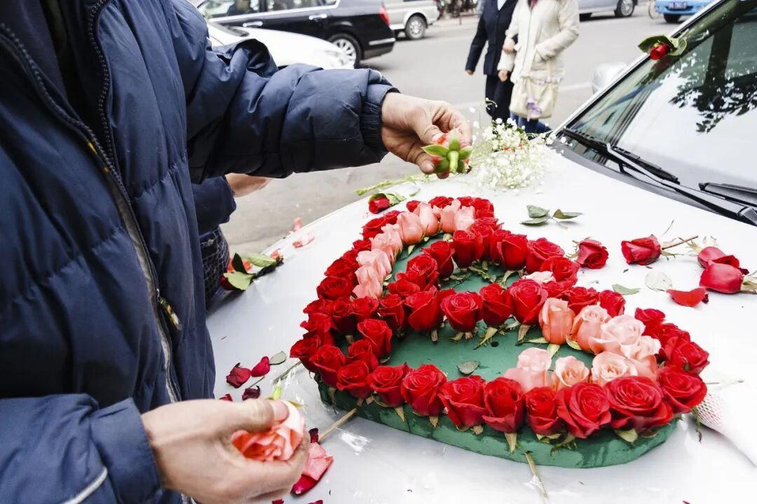 趁“喜”打劫?拦婚车、要红包,行为不当涉嫌违法!律师解读 趁“喜”打劫?拦婚车、要红包,行为不当涉嫌违法!律师解读