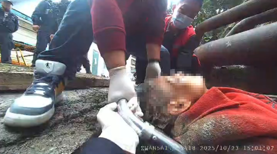 八旬老人全身湿透躺在下水道中一整晚，失温、意识模糊......危急时刻，他们紧急赶到
