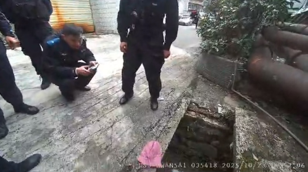 八旬老人全身湿透躺在下水道中一整晚，失温、意识模糊......危急时刻，他们紧急赶到