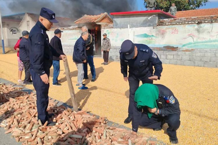 “快跟我走！”他们逆行火海，救出被困失明群众