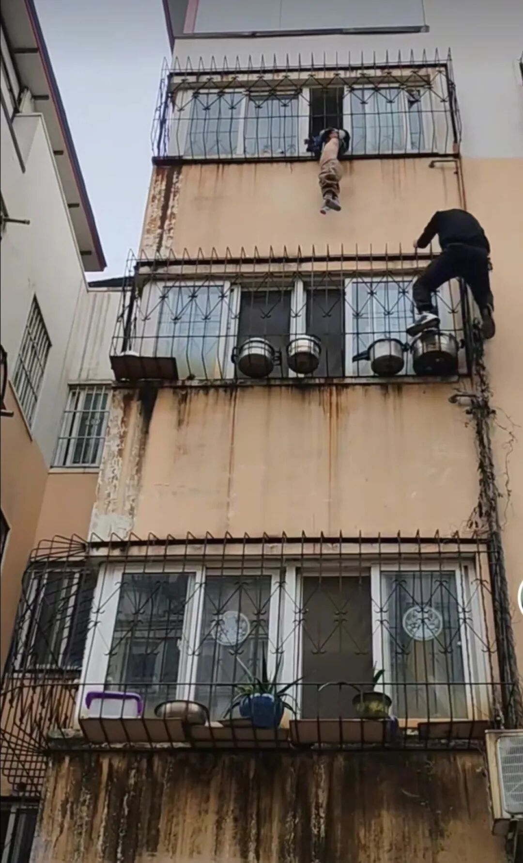 徒手爬上四楼！他说“当时啥也没想，我也有孩子”