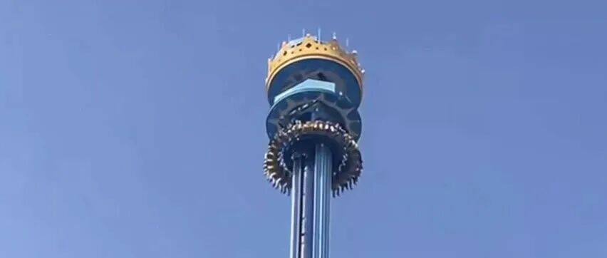 游乐场惊魂！过山车下落时突停，男孩被困10米高空