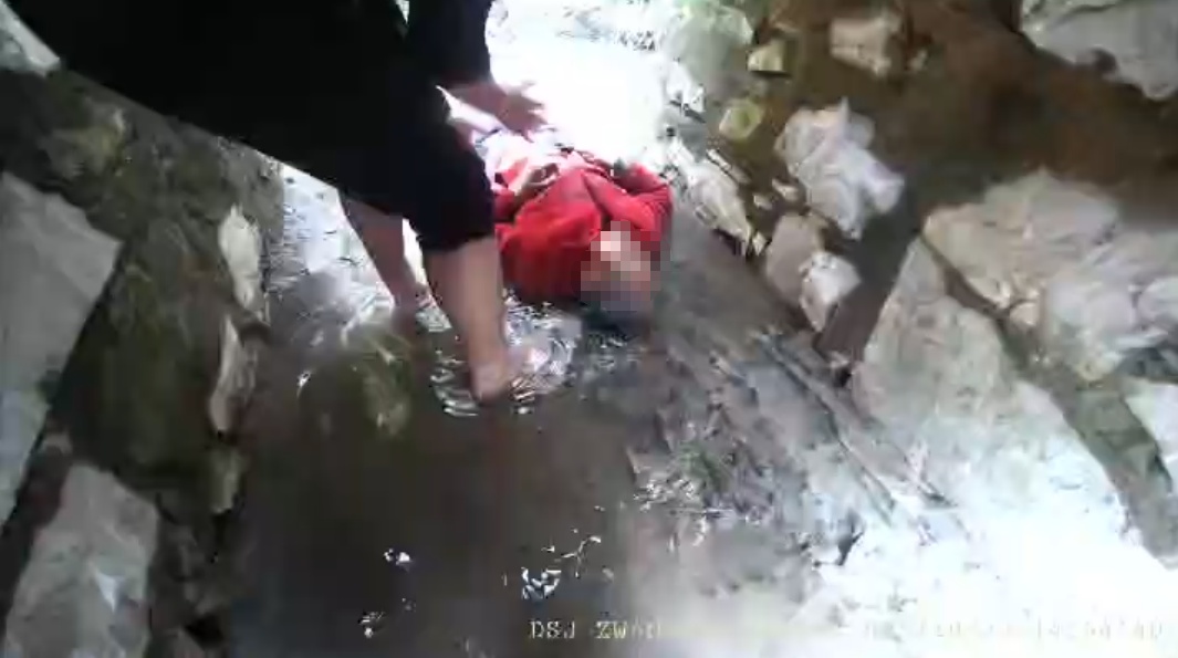 八旬老人全身湿透躺在下水道中一整晚，失温、意识模糊......危急时刻，他们紧急赶到