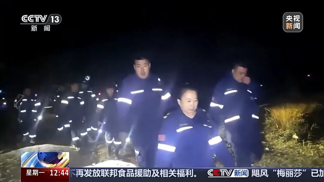 “大大你别难过!”民警搜寻三天两夜后掩面痛哭,4岁女孩一句话让他破防→ “大大你别难过!”民警搜寻三天两夜后掩面痛哭,4岁女孩一句话让他破防→